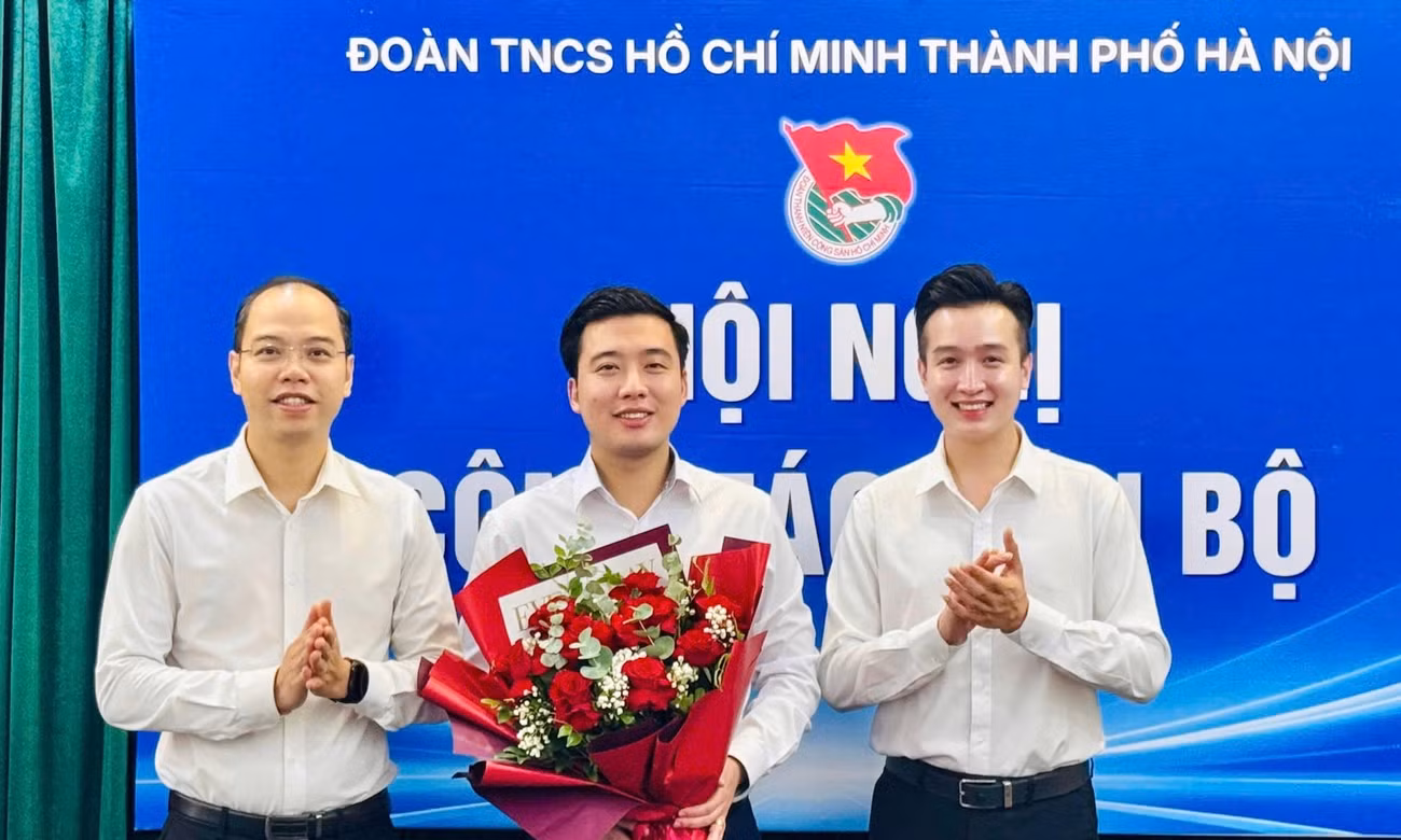 Anh Nguyễn Tiến Hưng, anh Đào Đức Việt tặng hoa chúc mừng tân Chủ tịch Hội đồng Đội thành phố Hà Nội ẢNH: BTC