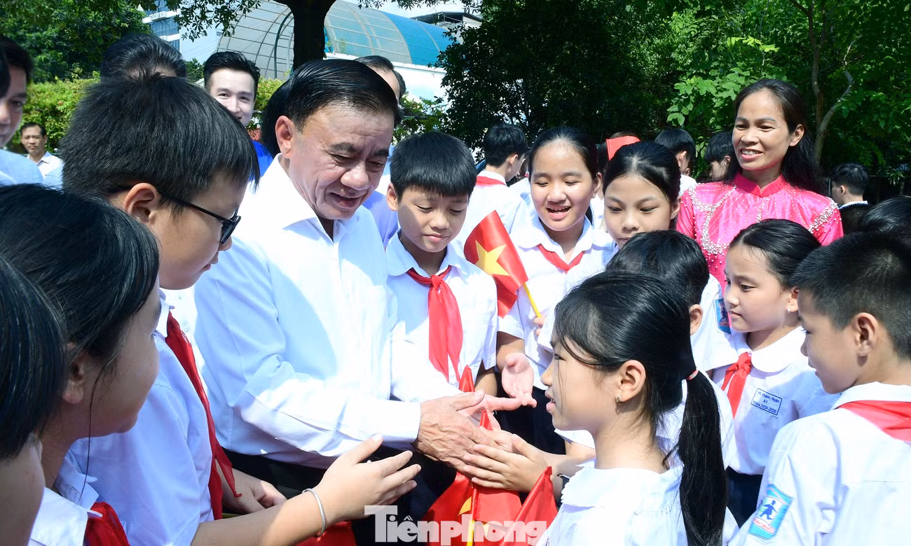 Thường trực Ban Bí thư Trần Cẩm Tú thăm, tặng quà Làng trẻ SOS Hà Nội dịp Trung thu
