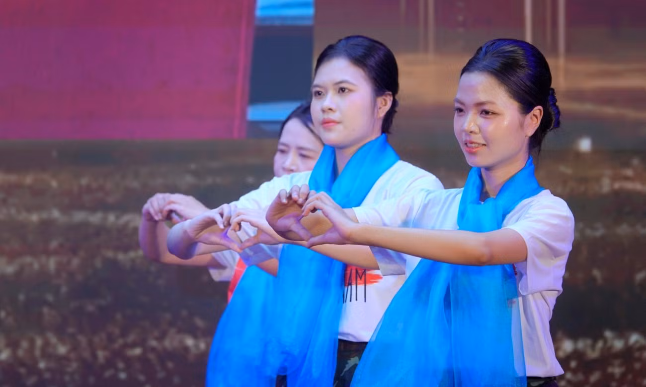 Bóng hồng Quân y ‘cháy' hết mình trên sàn dân vũ