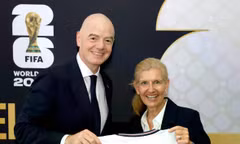 Cuộc chiến cân não giữa 'nữ tướng bóng đá Anh' và chủ tịch FIFA Infantino