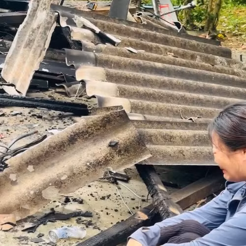 TIN NHANH: Mẹ đơn thân ngồi khóc bên ngôi nhà bị lửa thiêu rụi