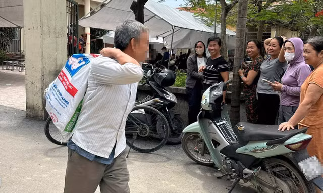 Người dân nhận bao tải tiền bồi thường giải phóng mặt bằng: Có rủi ro?