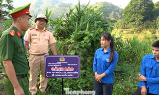 Công an, thanh niên Lào Cai đội nắng cắm biển cảnh báo đuối nước ở các vùng 'tử thần'