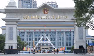 Xuất hiện tình trạng ném 'bom bẩn' trả thù cán bộ hải quan Lào Cai
