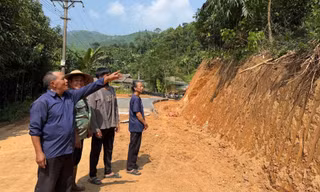 Người dân Nà Phung đồng thuận tự nguyện hiến đất mở rộng đường giao thông nông thôn.