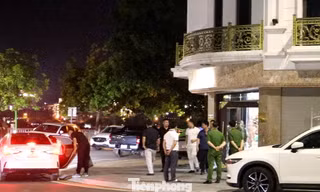 Công an rời nhà Hải Sapa TV lúc nửa đêm, người dân hiếu kỳ vẫn ùn ùn kéo đến