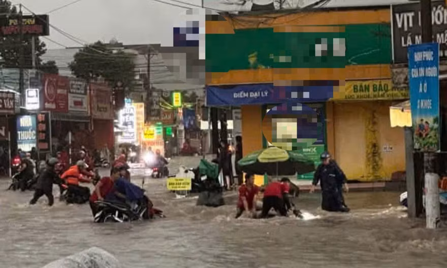 Mưa lớn, nước cuồn cuộn nhấn chìm nhiều tuyến đường ở Đồng Nai