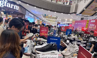 Mua sắm dịp 2/9: Nơi xếp hàng, chỗ vắng hoe